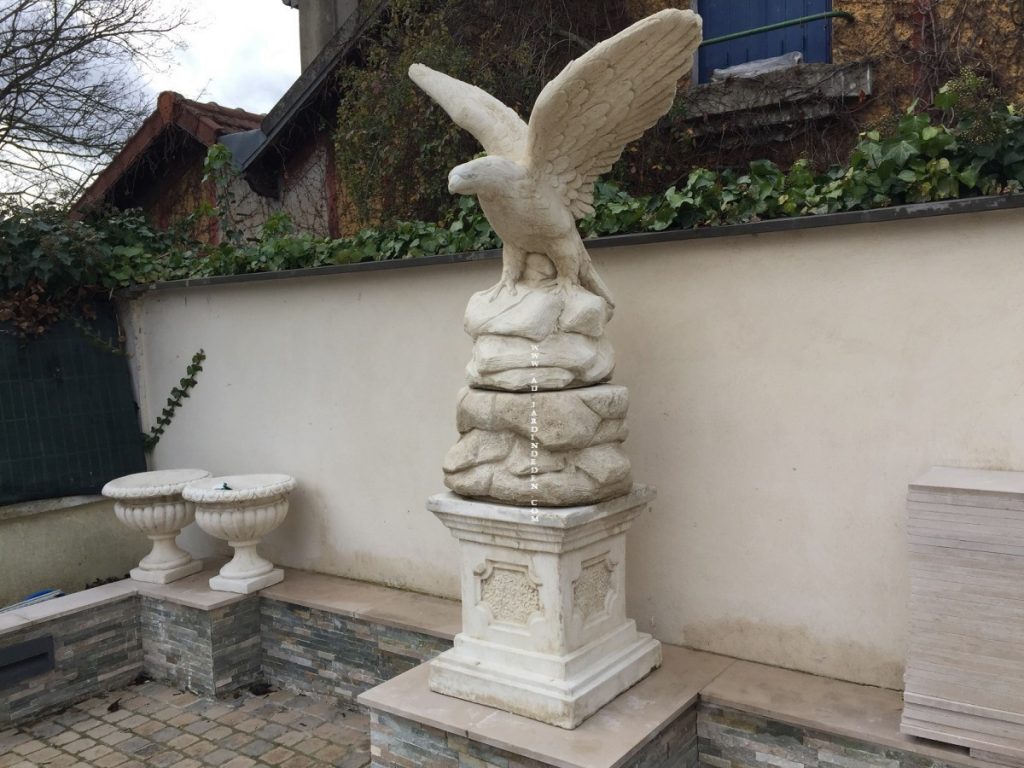 STATUE EN PIERRE RECONSTITUÉE AIGLE SUR SOCLE-A | Au Jardin D'eden